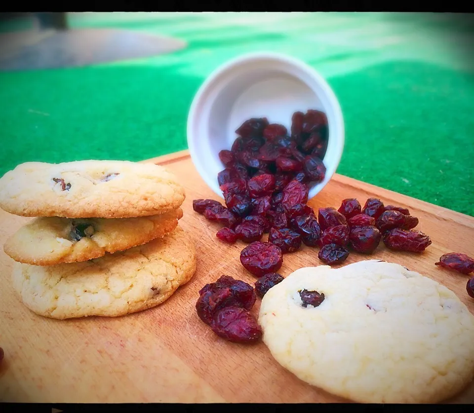 Snapdishの料理写真:cranberry almond cookies|CatzeMDさん