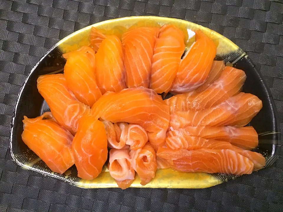 Homemade Salmon Sushi & Sashimi|Carin Tayさん