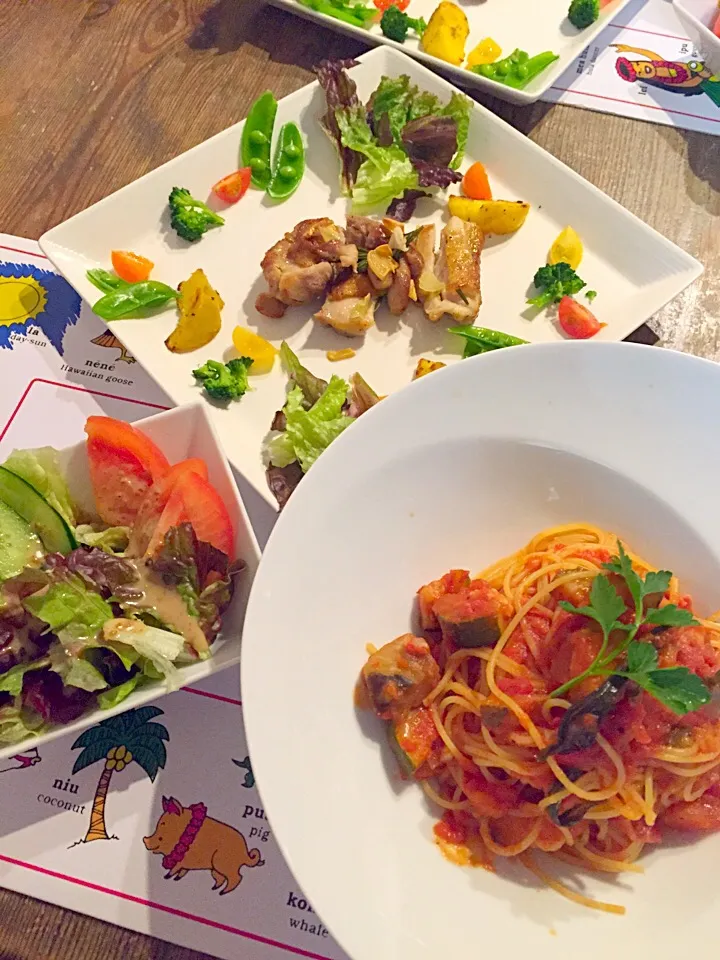 ベーコンとグリル野菜のトマトソースパスタ🍝ローズマリーチキン🍗ミニサラダ🌿|まみりんごさん