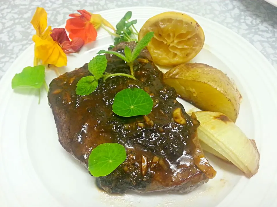 Valentine candlenight Dinner♡ BEEF STEAK with Apple Mint &  Lemon sauce
おうちステーキ🍖🍴に食花を添えて|korinoさん