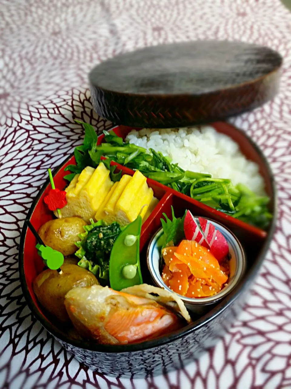 《月曜日のお弁当》

・焼き鮭
・カニカマ入りだし巻き玉子
・新じゃがいもコロコロ～
・人参明太子シリシリ～
・ほうれん草の胡麻和え
・蓮根チップ
行ってらっしゃい～♡|藤田 まり子さん