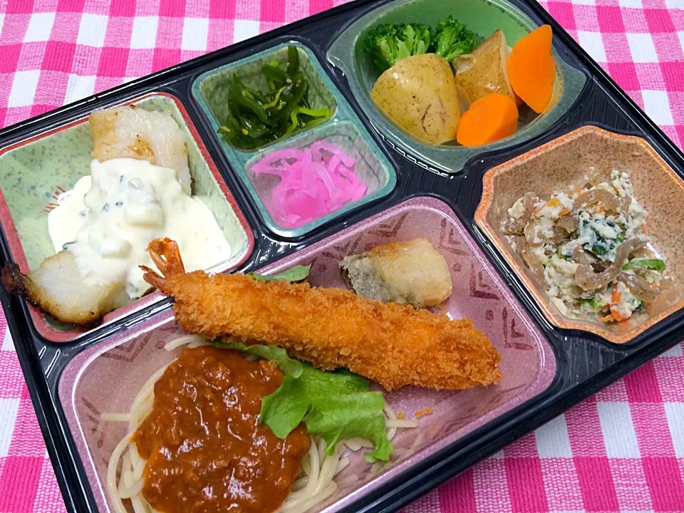 Snapdishの料理写真:白身魚のムニエル、自家製タルタルソース 日替わり弁当 豊川市仕出し|Naokazu Kuritaさん