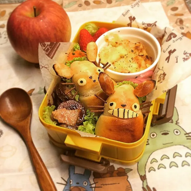 Cauliflower cheese gratin and homemade savory butter roll TOTORO bento.  カリフラワーのチーズグラタンと、バターロールトトロ弁当|Yuka Nakataさん