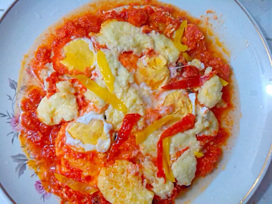 Snapdishの料理写真:Huevos ahogados en pimientos y tomate|Sergio Sanchezさん