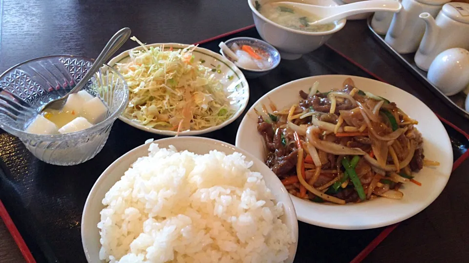 【日替定食】牛肉と玉ねぎの黒胡椒炒めを頂きました。|momongatomoさん