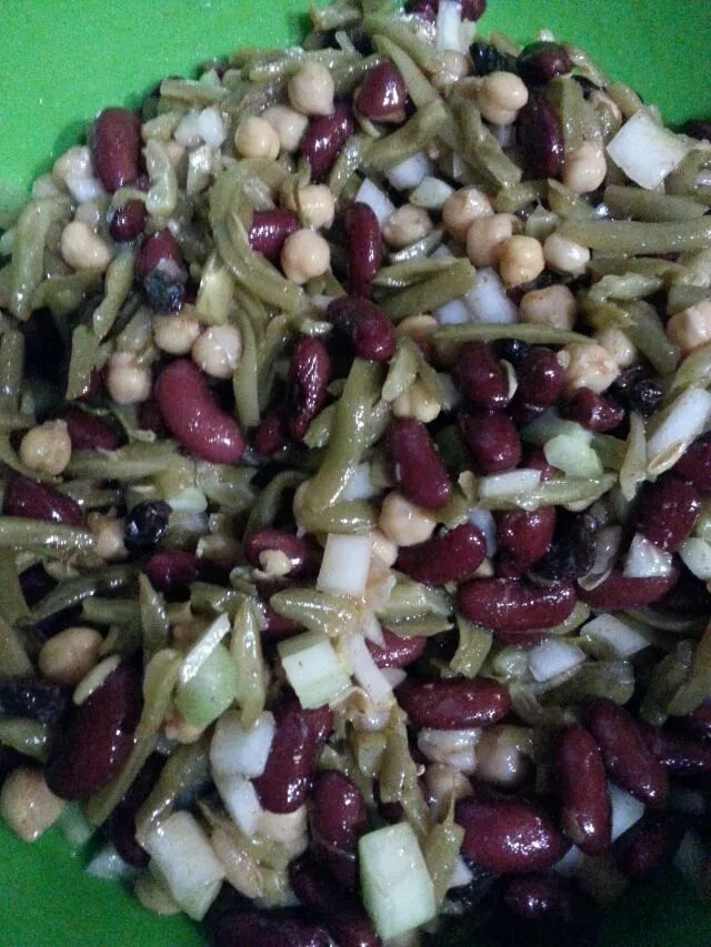 Snapdishの料理写真:hoMemade 3 Bean salad.  i added raisins.  good choice! !|Polly Gelfusoさん