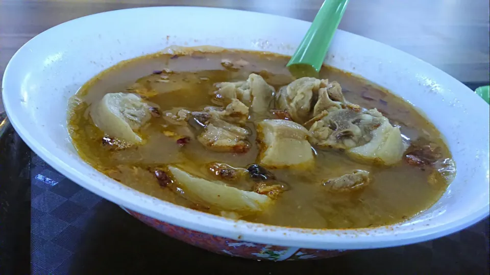 Prawn noodles with pig's tail|Nicholas Tayさん