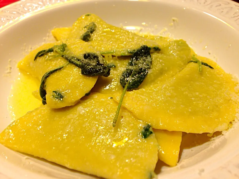 Raviolii all'uovo con ricotta e spinaci al burro e salvia|Fabio  Palmieriさん