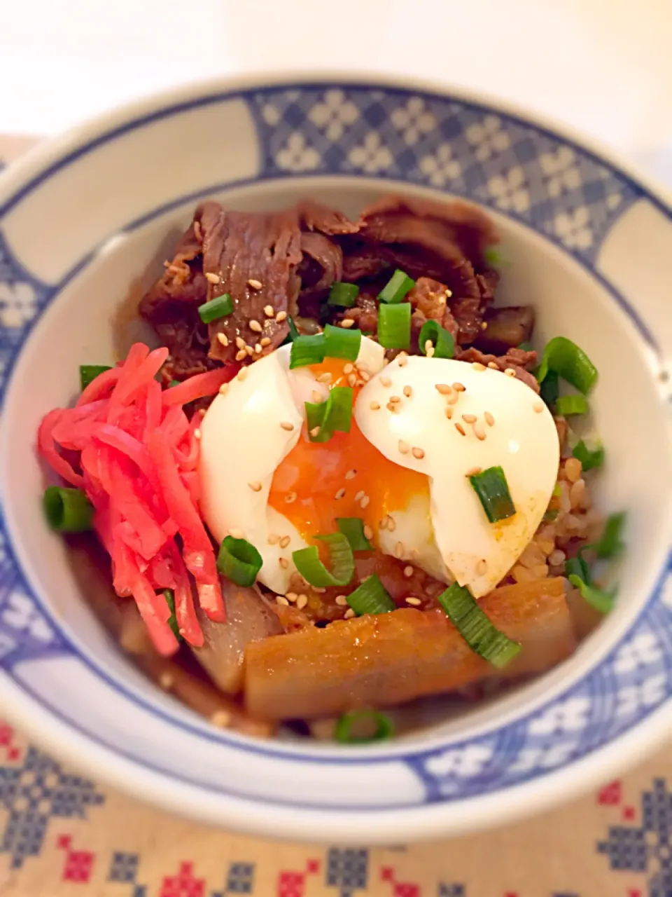 ごぼう入り温玉のせ牛丼♡|ユウリンさん