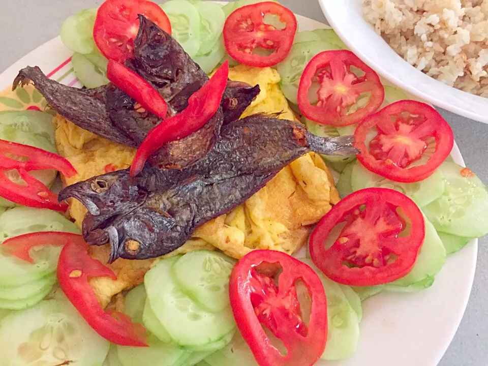 Fried newlook (dried fish) and scrambled egg with sliced tomato and cucumber|Bicol Delicacyさん