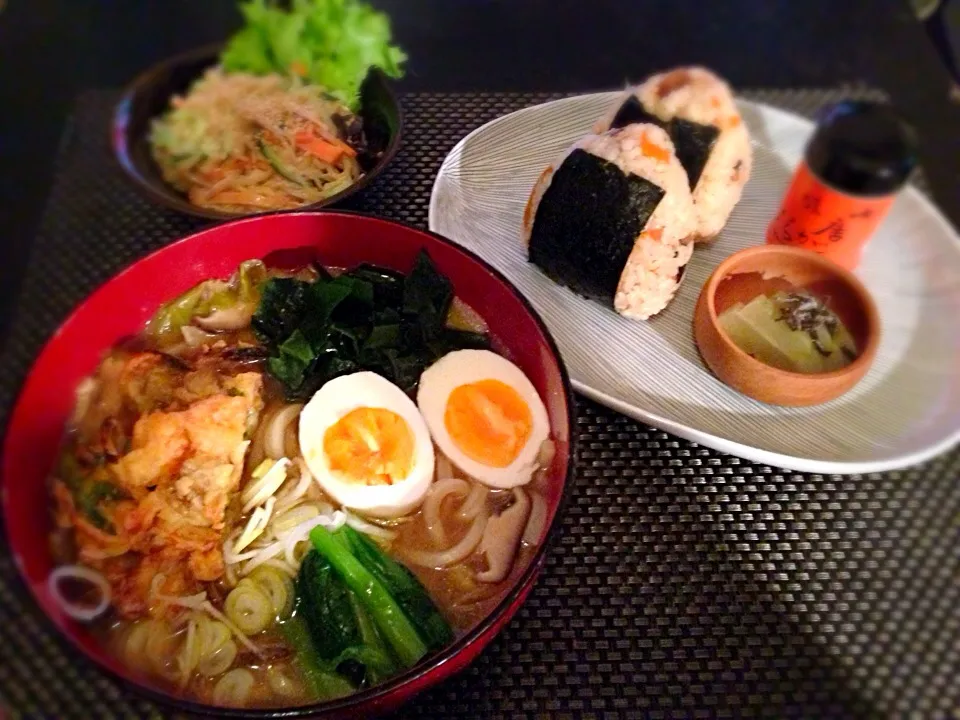 Snapdishの料理写真:かき揚げうどん、炊き込みご飯おにぎり、春雨サラダ|ayumiさん