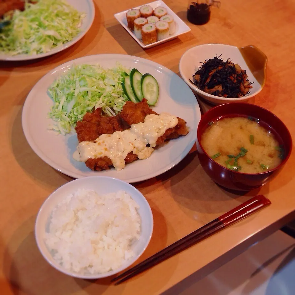 チキン南蛮、ヒジキの煮物、竹輪胡瓜、玉ねぎと油揚げの味噌汁|はるさん