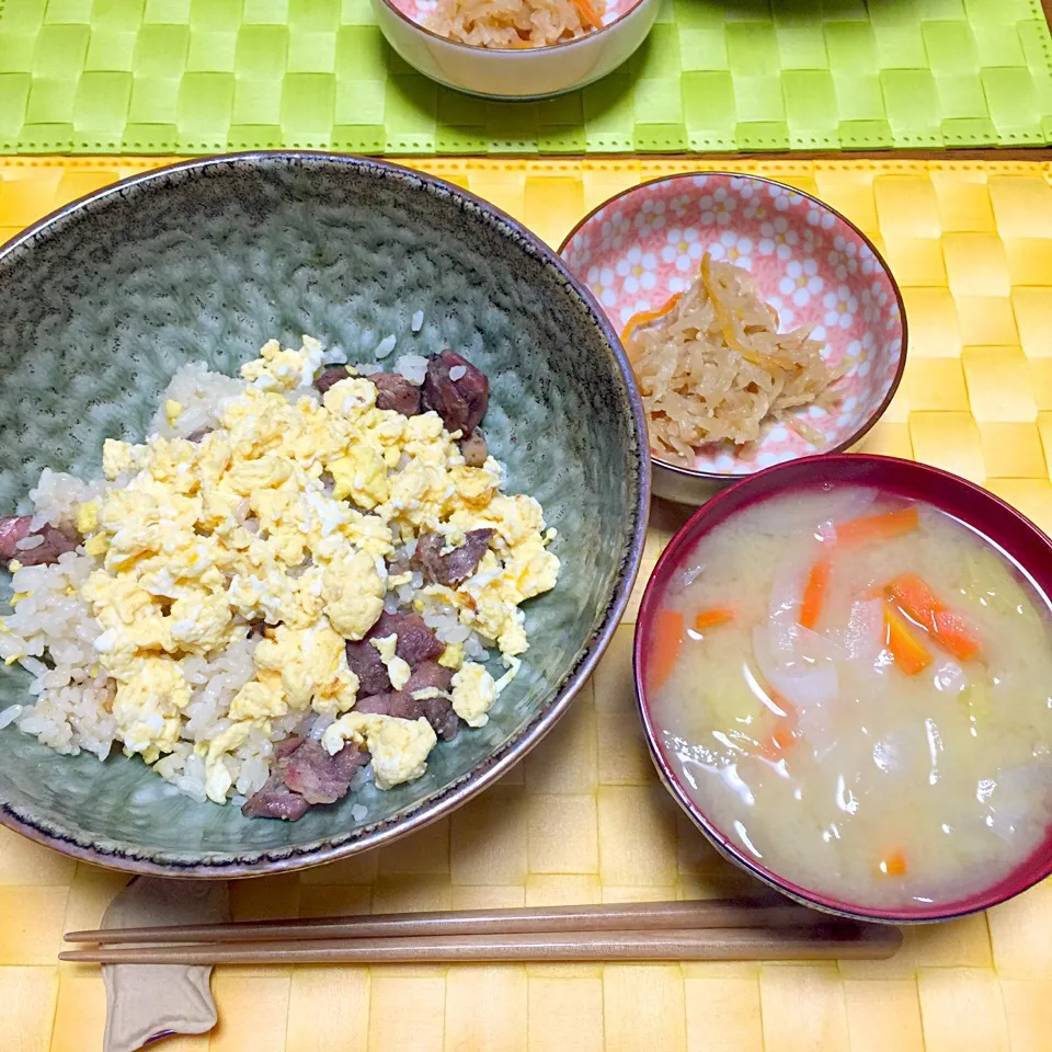 焼き鳥親子丼、切り干し大根の煮物、根菜と白菜のお味噌汁|舐め子さん