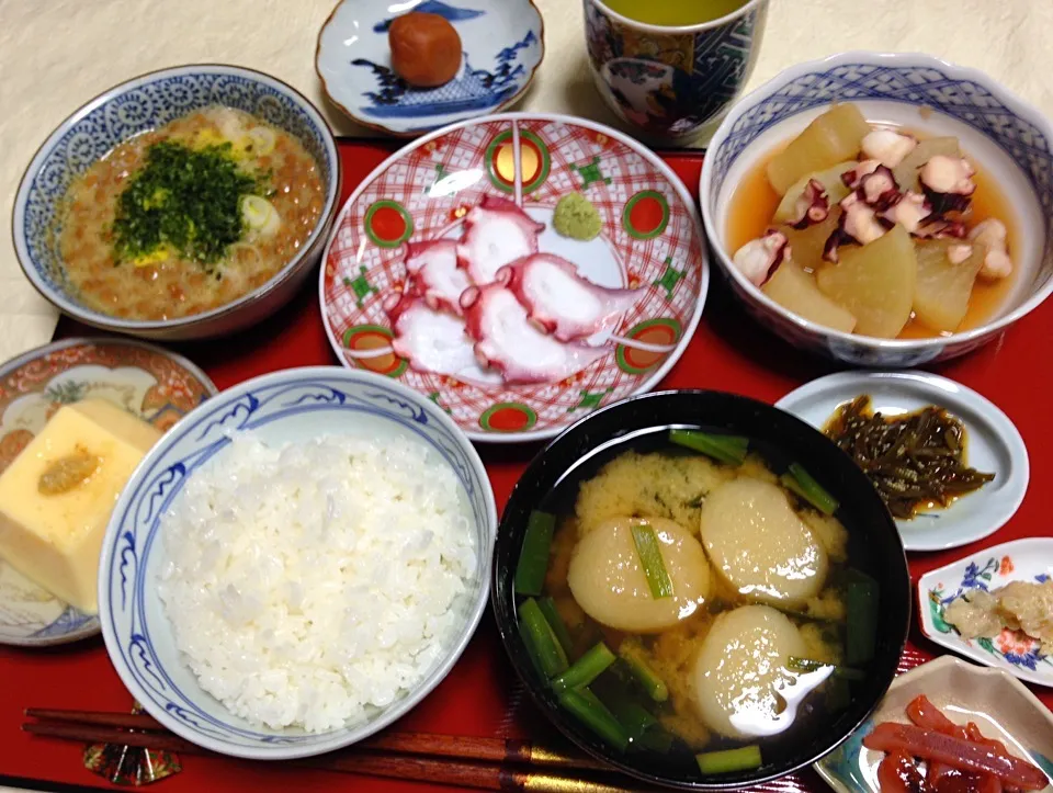 20150216夕食。卵豆腐。納豆と卵。梅干し。茹で蛸の刺身。蛸と大根煮。子持ちメカブ。山海わさび漬け。イカ明太。ニラとお麩の味噌汁。|Keiko Moritaさん