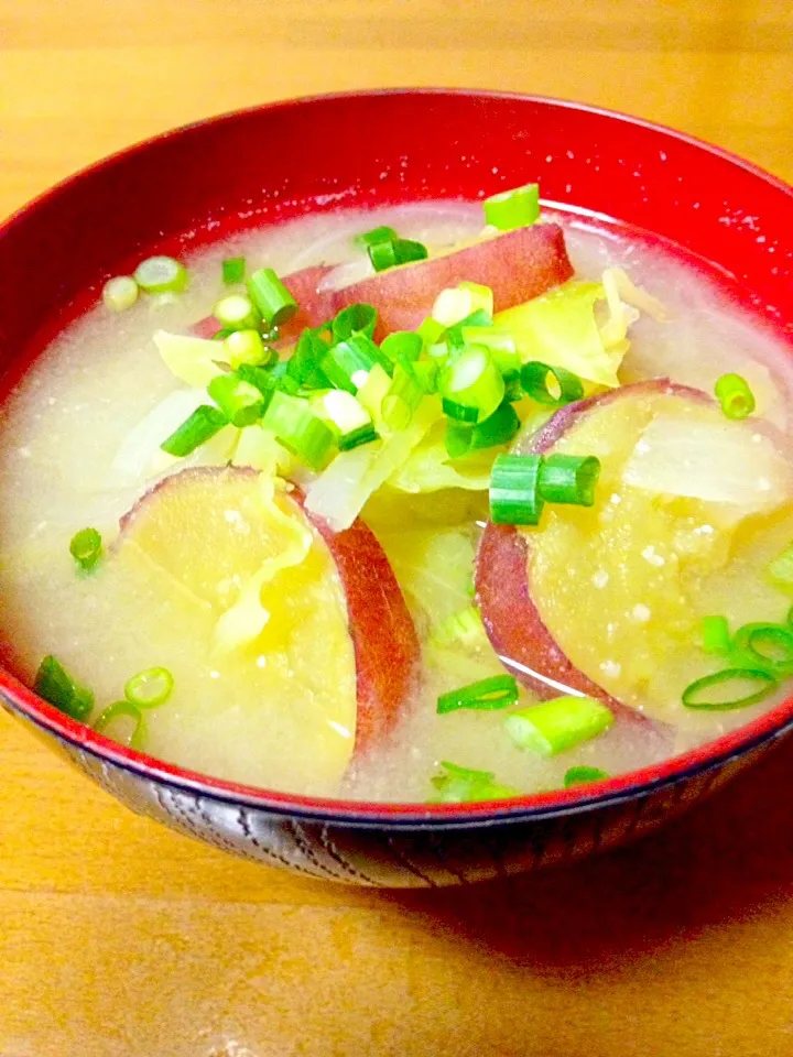 さつまいも🍠と春キャベツの味噌汁|まいりさん