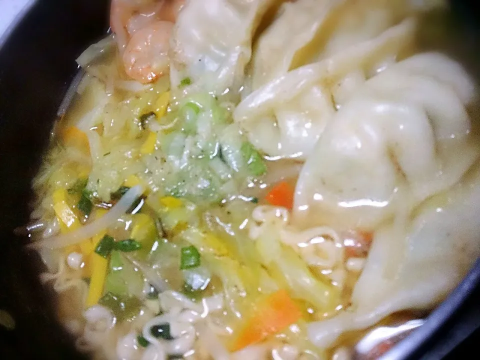 インスタントラーメンに餃子と野菜たっぷり入れた煮込み！|あまねさん