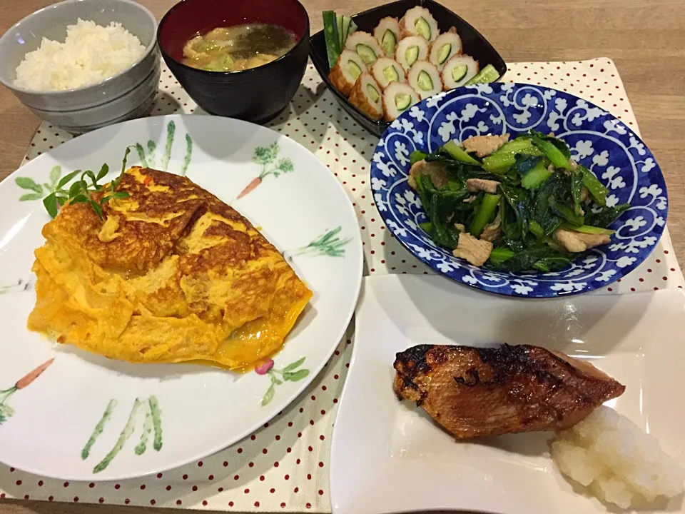 キムチーズオムレツ・赤魚みりん干し・豚肉と小松菜の胡麻油炒め・ちくわキュウリ・油揚げとろろ昆布の味噌汁|まーままさん