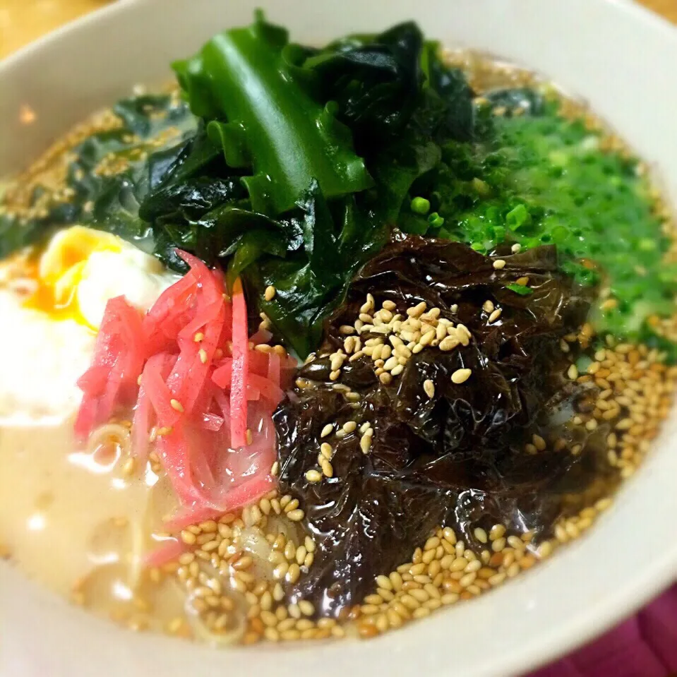 初採り生ワカメと生海苔のとんこつラーメン|angiee♡さん