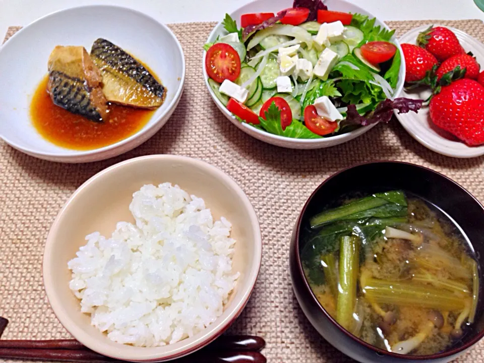 鯖の味噌煮 小松菜しめじセロリの味噌汁 サラダ|にゃろめさん