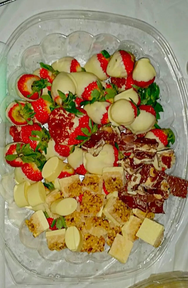 Chocolate covered strawberries,  hand crafted chocolate candies|Kyarra Thompsonさん