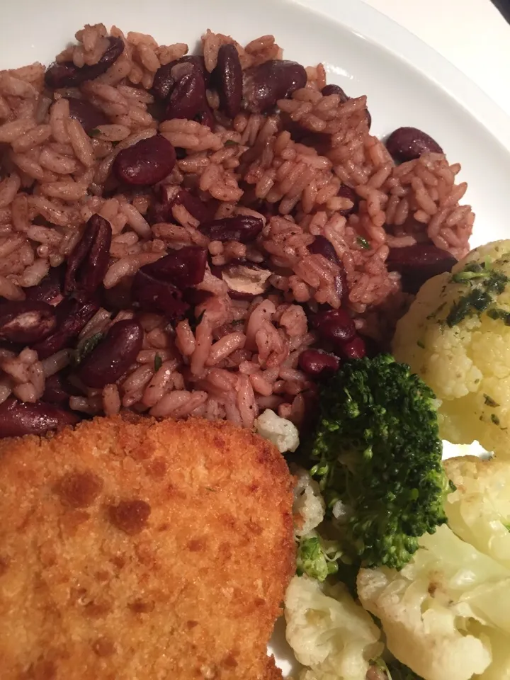 Red beans and rice, steamed cauliflower and broccoli with herbed butter, veggie turkey cutlet|Dara Braddockさん