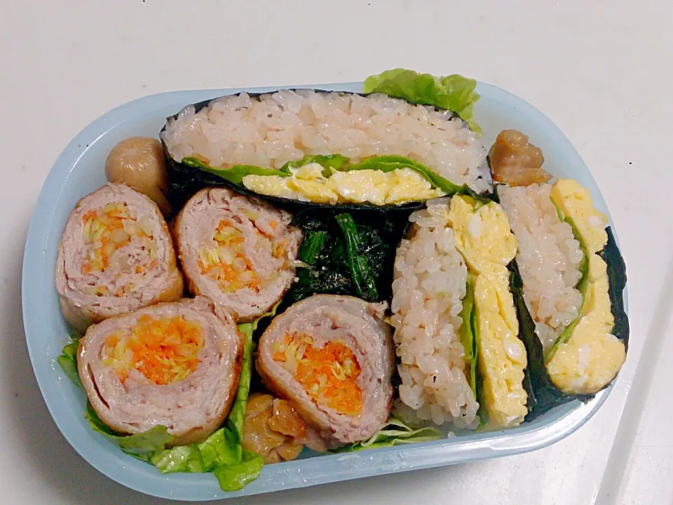 幼稚園娘のお弁当。オムライス風海苔挟みと、豚肉キャベツニンジン巻き巻き、ほうれん草黒ゴマ和え、無えんせきウィンナ。|やよさん