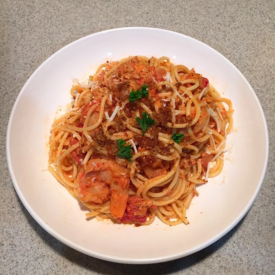 Spaghetti with shrimp in anchovy pink sauce - anchovies, shallots, diced tomatoes, vodka, egg yolk, cream, shrimp, toasted bread crumbs.
#BarG 
#NotbackPocketPa|Gwen Hernandezさん