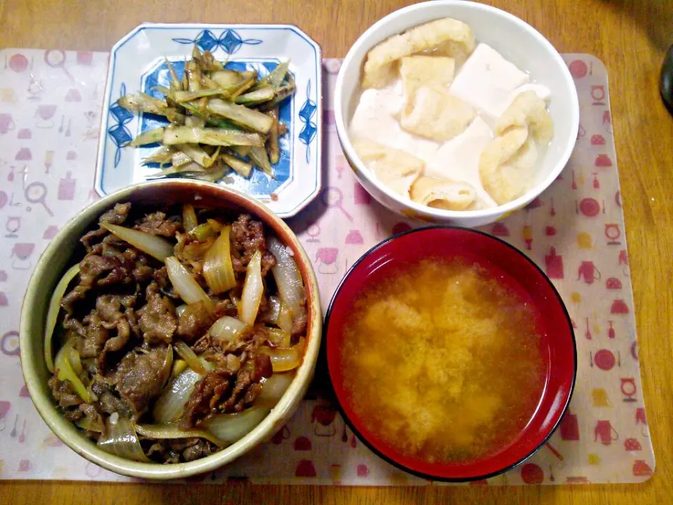 ２月15日 牛丼 湯豆腐 ごぼうのにんにく炒め お味噌汁|いもこ。さん