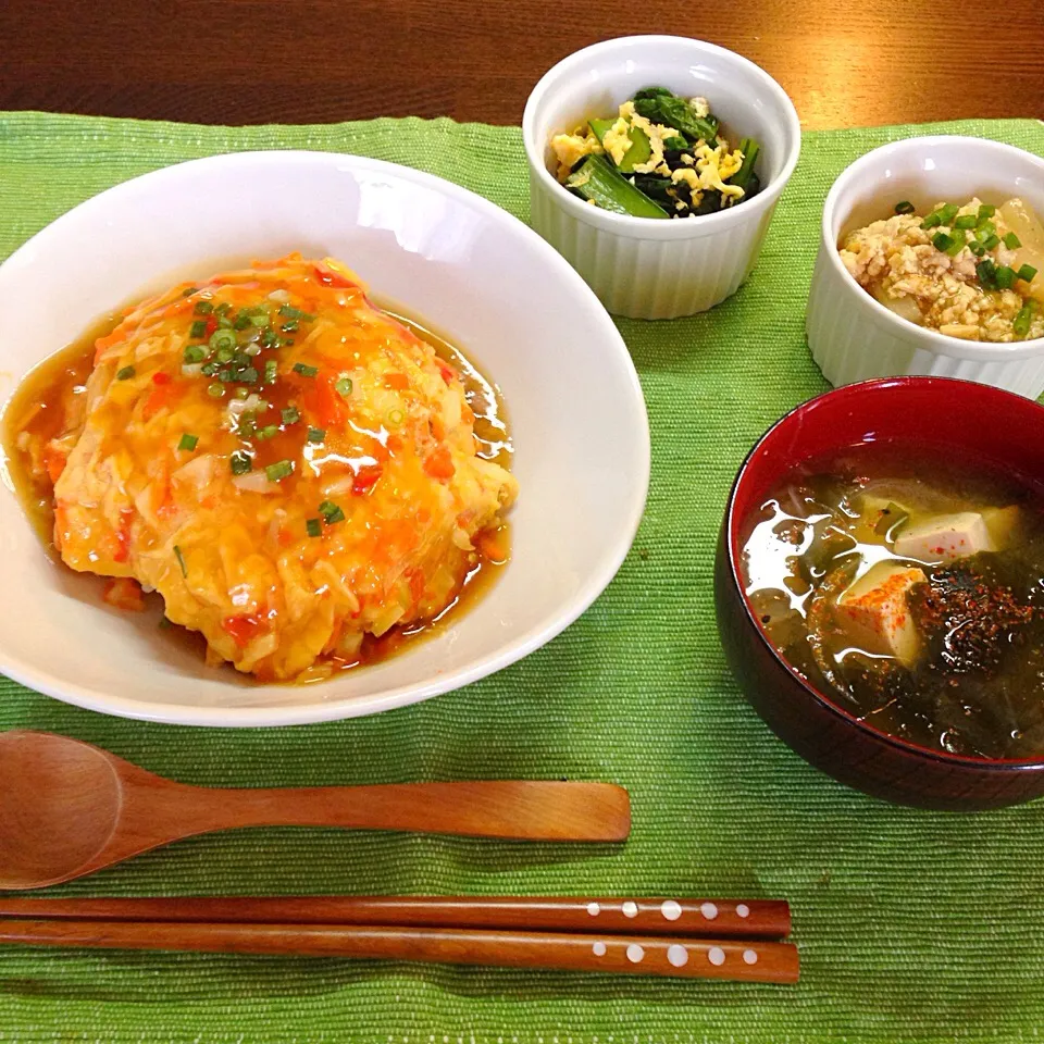 天津飯、小松菜のおひたし、大根とひき肉のオイスターソース煮、わかめと豆腐と玉ねぎのお味噌汁|にゅきさん