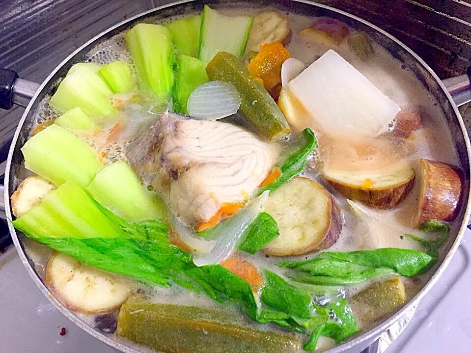 Fish sinigang in tamarind soup base .|jans floraさん