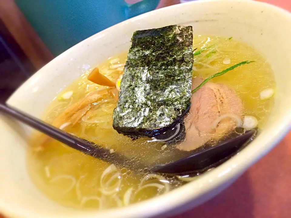 Snapdishの料理写真:塩ラーメン🍜|おかっぴーさん