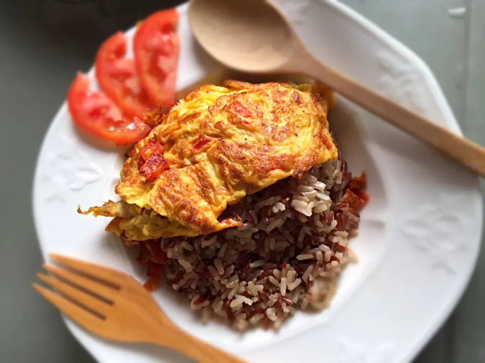 Snapdishの料理写真:Brown rice with omlette|Kim Pakinyさん