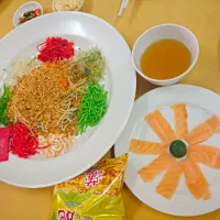 Snapdishの料理写真:Salmon Yee Sang...Happy Chinese New Year 2015|michael Tamさん