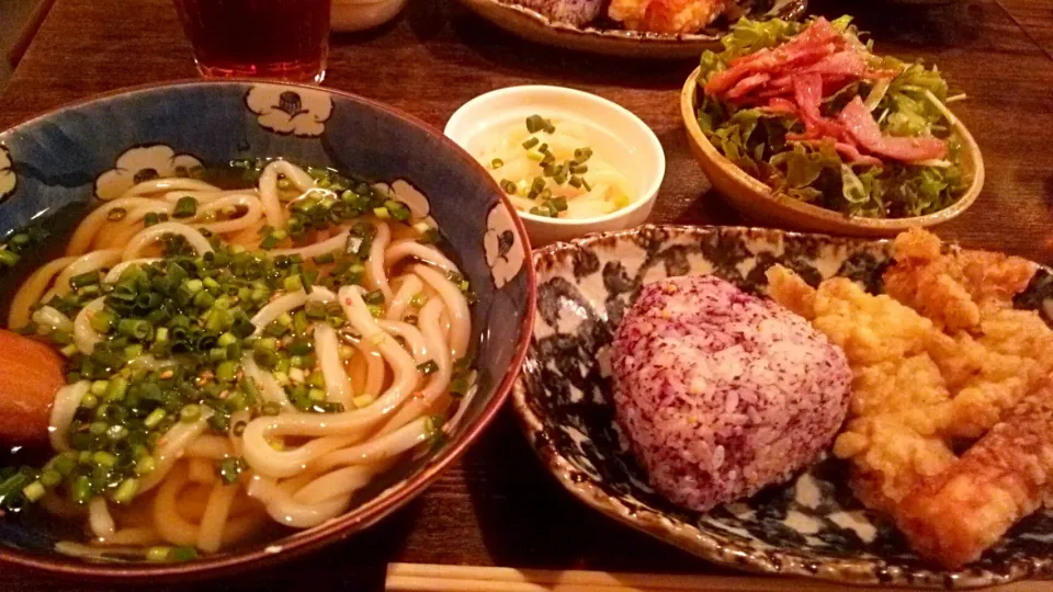 賄い飯🍜 讃岐うどん、ゆかり🍙、チクワ天ぷら、鶏天ぷら|Gauche Suzukiさん