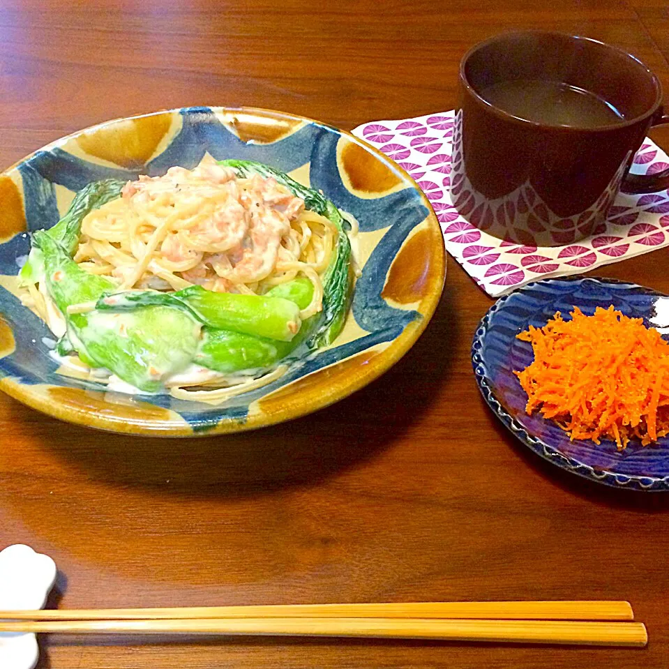 お昼ごはん。鮭と青梗菜のクリームパスタ。にんじん明太子炒め。茹で湯でコンソメスープ。|yukko7740さん