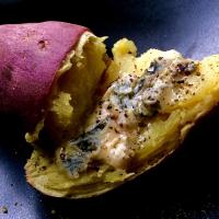 Gorgonzola on steamed sweet potato/蒸したサツマイモにゴルゴンゾーラ