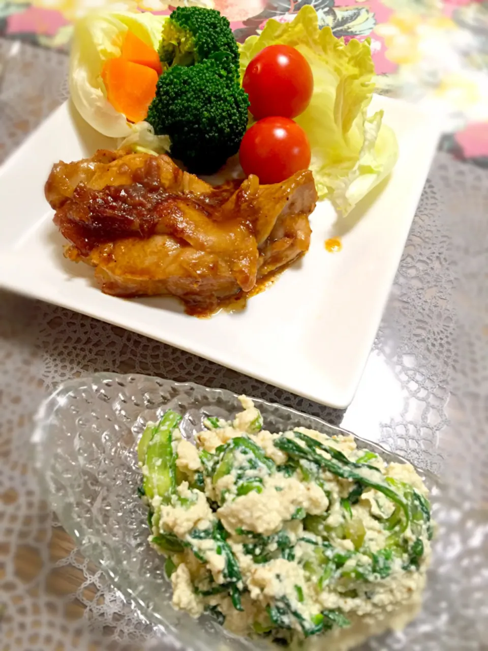 Snapdishの料理写真:鳥もも肉のソテーと春菊の白あえ|あつこさん