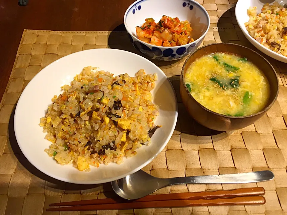 お肉屋さんのチャーシュー入り炒飯、夫の手作りキムチ、中華風コーンスープ。|椎塚 宏美さん