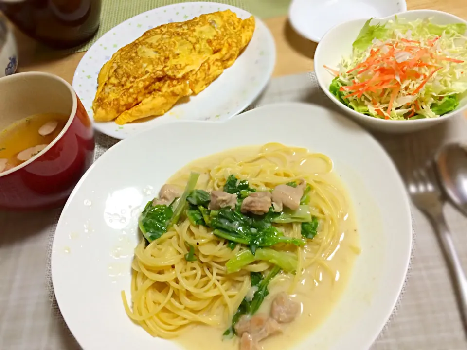 菜の花と鶏肉のクリームパスタとオムレツ。|あーやこ。さん