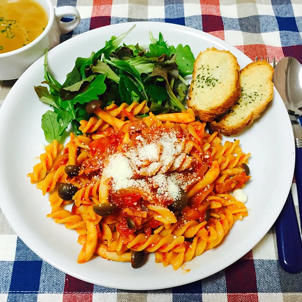 Snapdishの料理写真:tomato sauce Pasta|shiooriさん