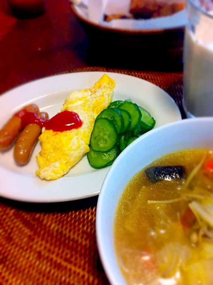 オムレツ、ウインナ、塩もみきゅうりのプレートと、鍋の残りの野菜スープ。|板坂智夫さん