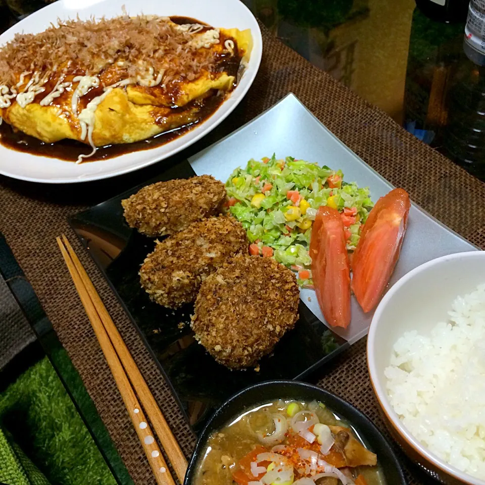 もつ煮、揚げないメンチカツ、コールスロー、肉なし豚平焼き風(手作りお好み焼きソース)|Snack PIYOさん