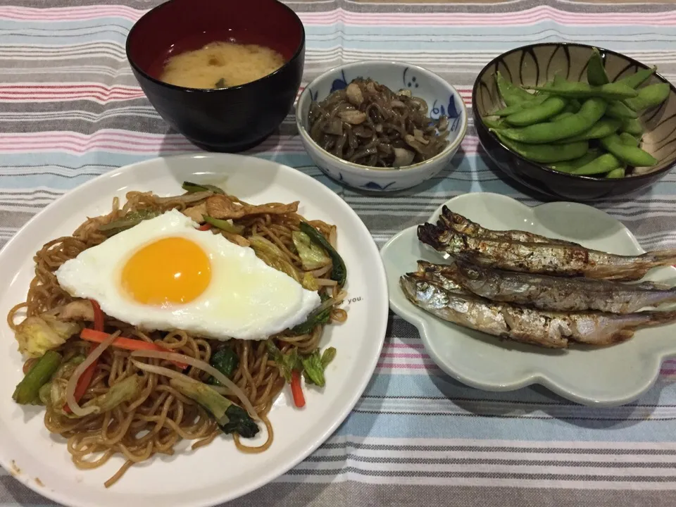 目玉焼きのせ焼きそば・ししゃも・舞茸と白滝のキンピラ・枝豆・かぼちゃの味噌汁|まーままさん