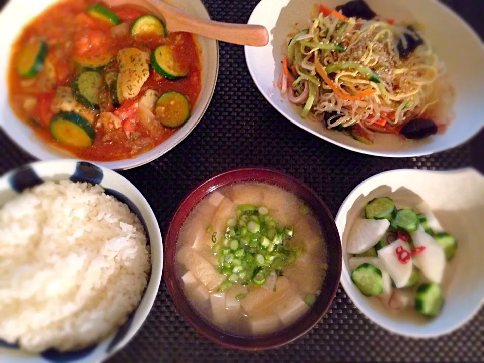 チキンのトマト煮込み、春雨サラダ、大根ときゅうりの浅漬け、豆腐と揚げのお味噌汁|ayumiさん