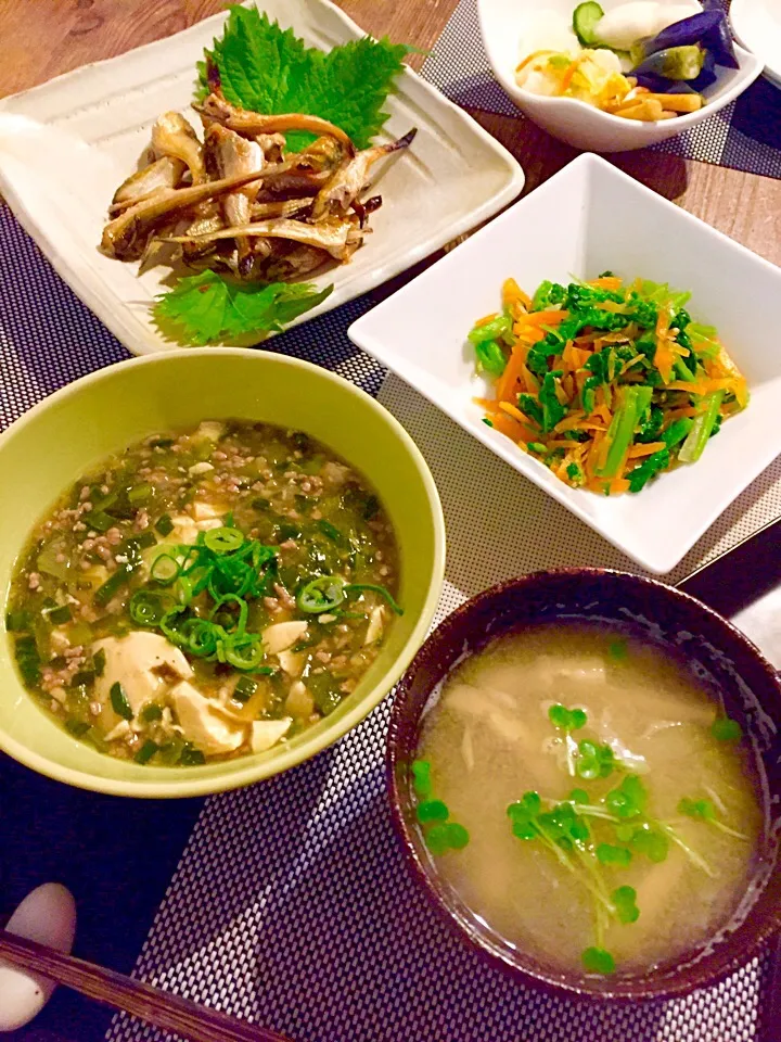 ひき肉とニラのとろ〜り餡かけ豆腐、ハタハタ、菜の花とにんじんのナムル、お漬物🍀|まみりんごさん