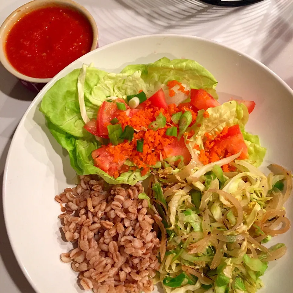 Tomato soup with a vegan grain bowl of Farro, cooked cabbage & salad (butter lettuce, tomato, carrots & green onions)|victoria valerioさん