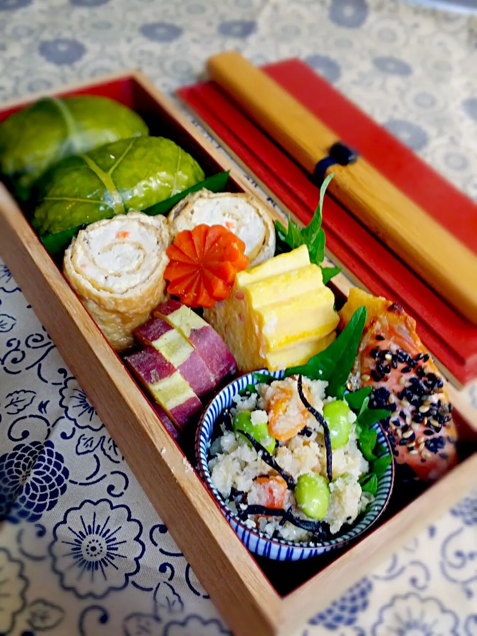 Snapdishの料理写真:《水曜日のお弁当》

・野沢菜おにぎり
・薄揚げの鶏チンチ巻き
・カニカマ入りだし巻き玉子
・さつま芋の塩煮
・卯の花
・胡麻鮭焼き

行ってらっしゃい～♡|藤田 まり子さん