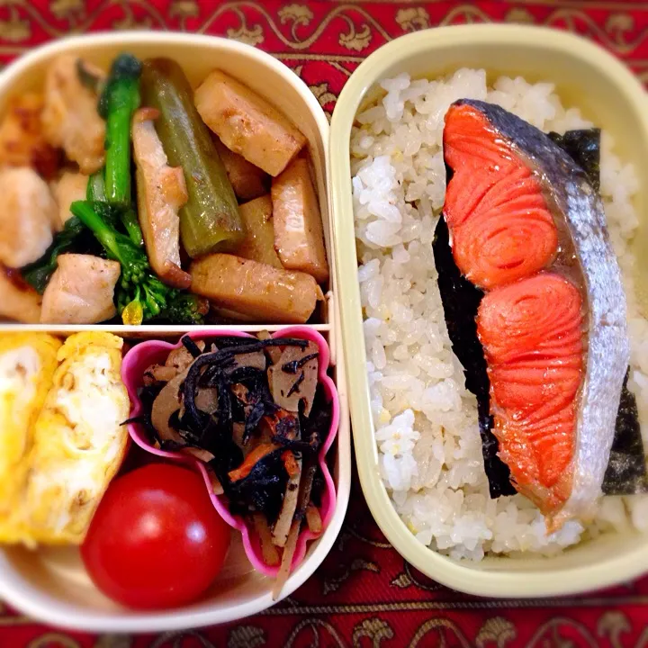 筍と鳥肉と菜花のソテーと焼鮭弁当|もえさん