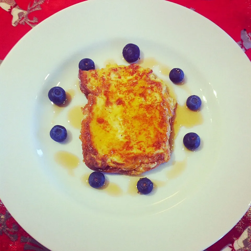 Apricot panatonet French toast with blueberries and maple syrup|Jess Greenさん