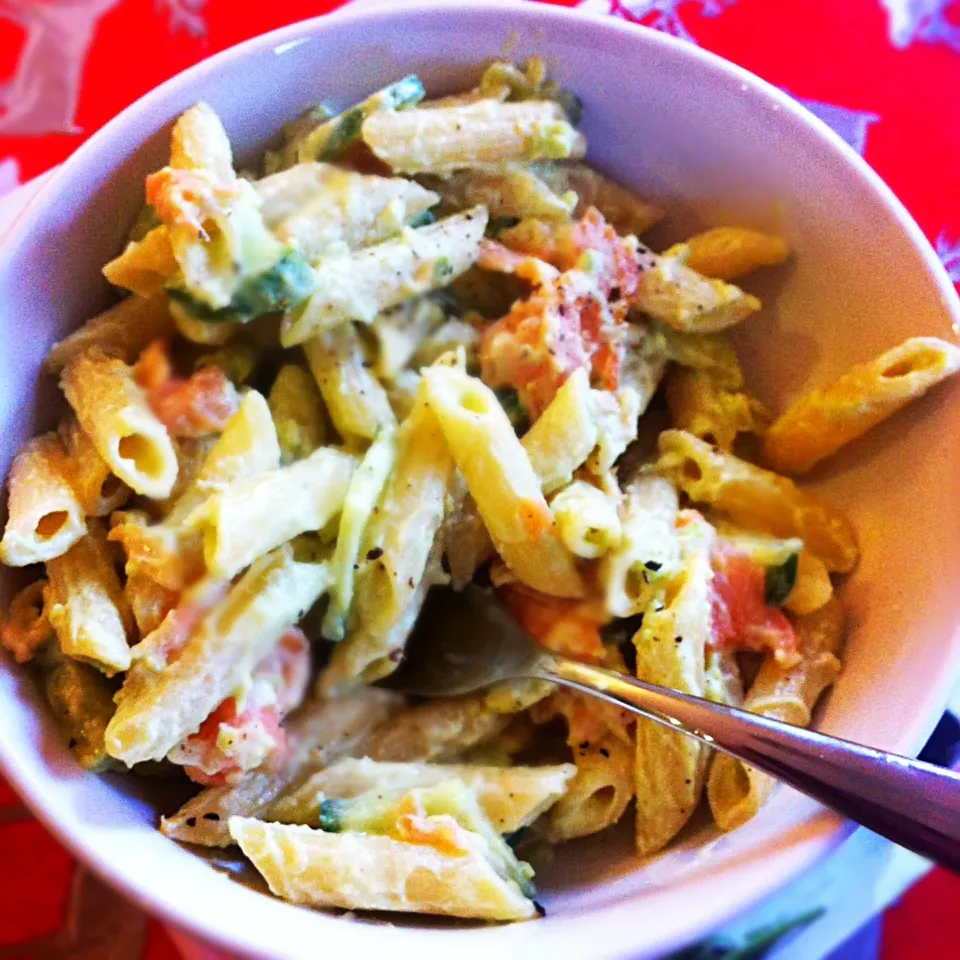 Snapdishの料理写真:Avocado , smoked salmon and cucumber pasta|Jess Greenさん